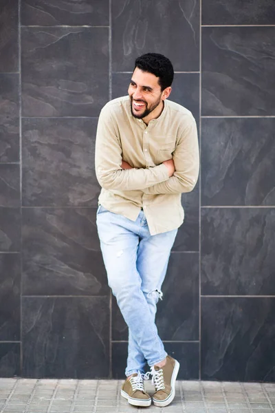 Kolları Çaprazlanmış Siyah Duvara Bakan Neşeli Genç Bir Arap Vücut — Stok fotoğraf