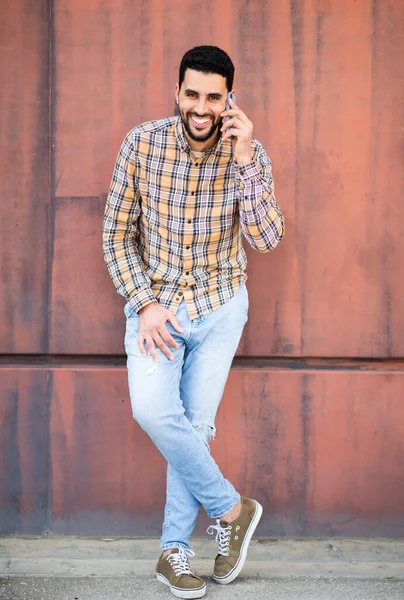 Retrato Comprimento Total Jovem Homem Árabe Sorridente Falando Telefone Celular — Fotografia de Stock