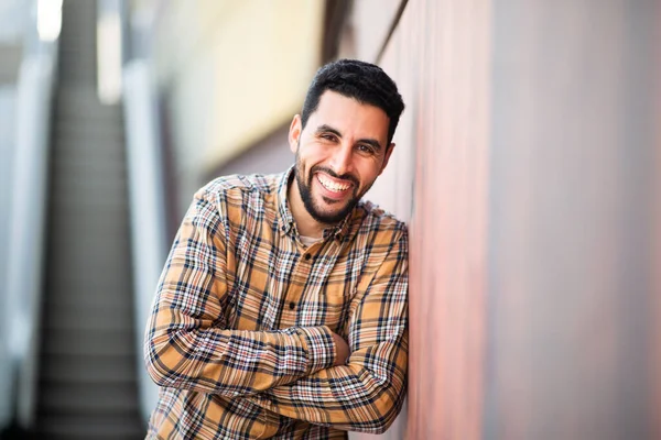 Portrét Usmívajícího Mladého Araba Zkříženýma Rukama Zdi — Stock fotografie
