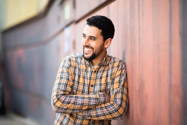 Kollarını Kavuşturmuş Genç Bir Arap Portresi Bir Duvara Bakıyor Gülümsüyor — Stok fotoğraf