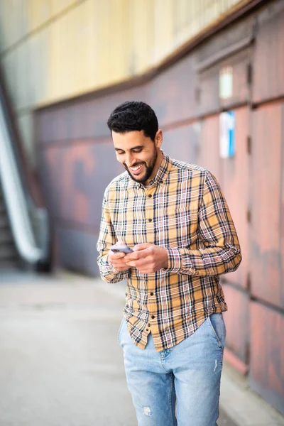 Портрет Улыбающегося Молодого Человека Ближнего Востока Выходящего Улицу Использующего Мобильный — стоковое фото