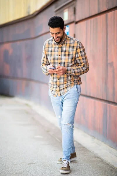 Портрет Молодого Человека Ближнего Востока Выходящего Улицу Использующего Мобильный Телефон — стоковое фото