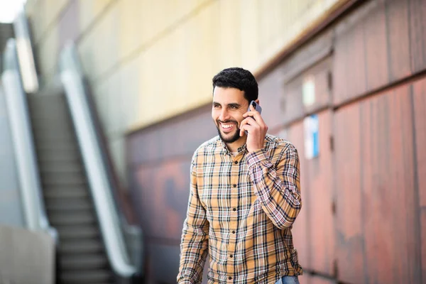 Portrét Pohledného Mladého Arabského Muže Kráčejícího Ven Mluvícího Mobilním Telefonu — Stock fotografie