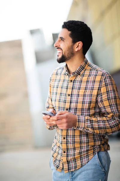 Retrato Jovem Sorridente Oriente Médio Caminhando Fora Com Telefone Celular — Fotografia de Stock