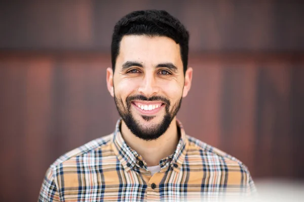 Zavřít Přední Portrét Pohledného Mladého Arabského Muže Usmívajícího Kameru — Stock fotografie