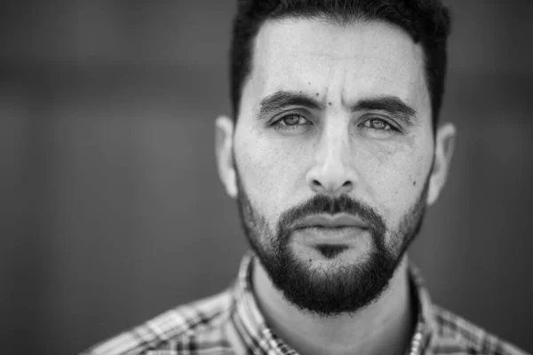Zblízka Černobílý Portrét Seriózní Mladý Arabský Muž Zírá Kamery — Stock fotografie