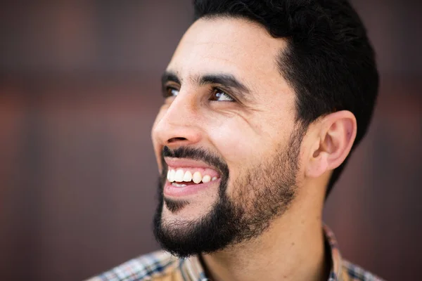 Zblízka Boční Portrét Pohledný Mladý Arabský Muž Dívá Pryč Usmívá — Stock fotografie