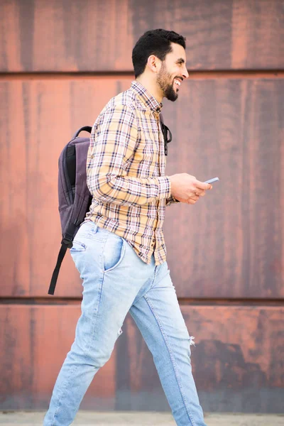 Боковой Портрет Улыбающегося Молодого Ближневосточного Человека Выходящего Улицу Сумкой Мобильным — стоковое фото
