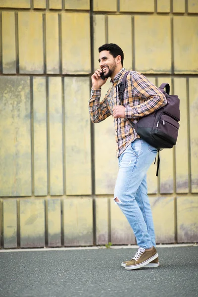 Celotělový Portrét Šťastného Mladého Araba Jak Jde Taškou Mluví Mobilu — Stock fotografie
