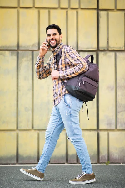 Pełna Długość Portret Fajnego Młodego Arabskiego Człowieka Chodzącego Torbą Rozmawiającego — Zdjęcie stockowe