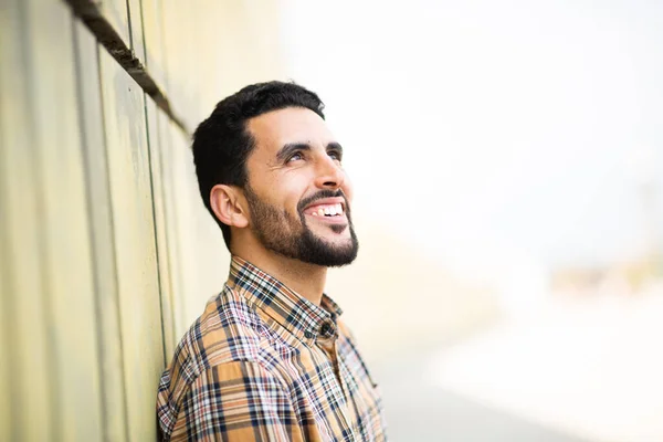Mutlu Genç Bir Arap Portresi Yüzünü Çevirmiş Duvara Yaslanmış Gülümsüyor — Stok fotoğraf