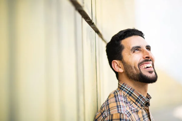 Yakışıklı Genç Bir Arap Duvara Yaslanmış Gülümseyen Portresini Yakından Çek — Stok fotoğraf