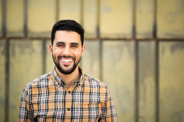 Portrét Veselého Mladého Arabského Muže Stojícího Proti Žluté Stěně — Stock fotografie