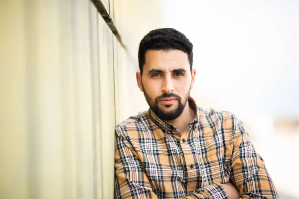 Närbild Porträtt Ung Arabisk Man Lutar Sig Mot Vägg Tittar — Stockfoto