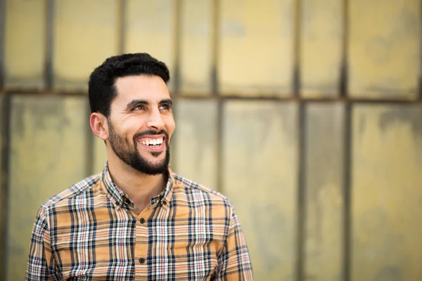 Portrét Pohledného Mladého Araba Stojícího Žluté Zdi Usmívajícího — Stock fotografie