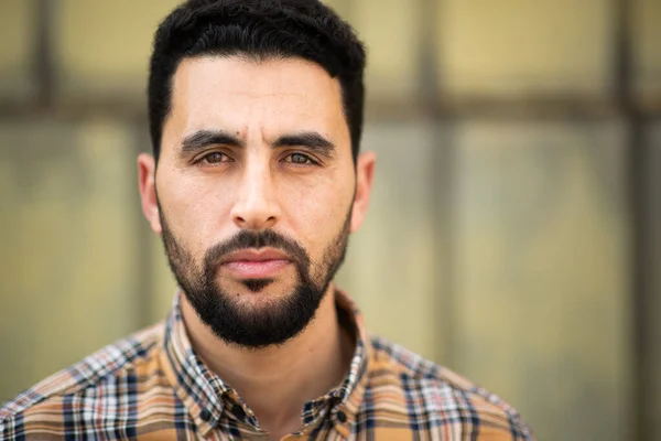 Närbild Porträtt Allvarliga Ser Arabiska Man Bär Rutig Mönster Skjorta — Stockfoto