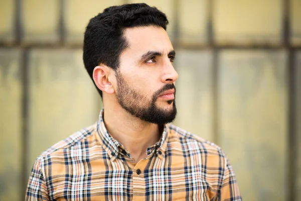 Damalı Desenli Gömlek Giyen Genç Bir Arap Portresi Ciddi Bir — Stok fotoğraf