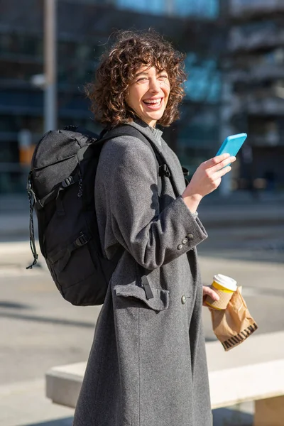 Porträtt Leende Ung Kvinna Promenader Med Väska Och Mobiltelefon Utanför — Stockfoto