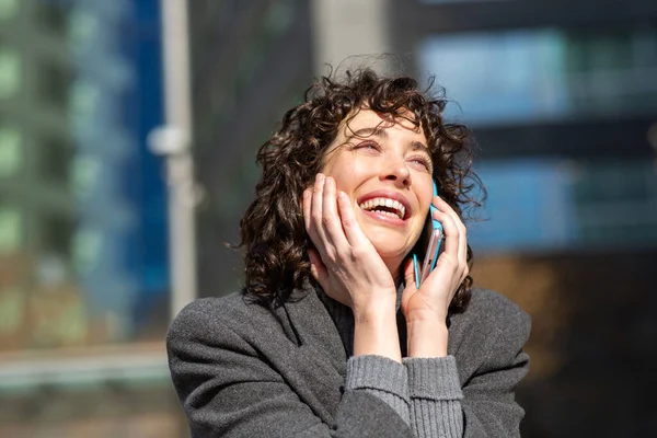 Şehrin Dışında Cep Telefonuyla Konuşan Gülen Mutlu Genç Bir Kadının — Stok fotoğraf