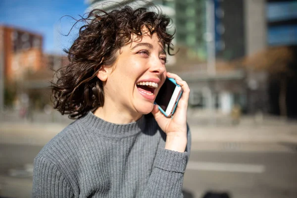 Close Portret Atrakcyjnej Młodej Kobiety Rozmawia Telefonu Komórkowego Śmieje Się — Zdjęcie stockowe