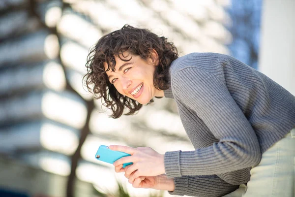 Portret Van Een Lachende Jonge Vrouw Met Mobiele Telefoon Buiten — Stockfoto
