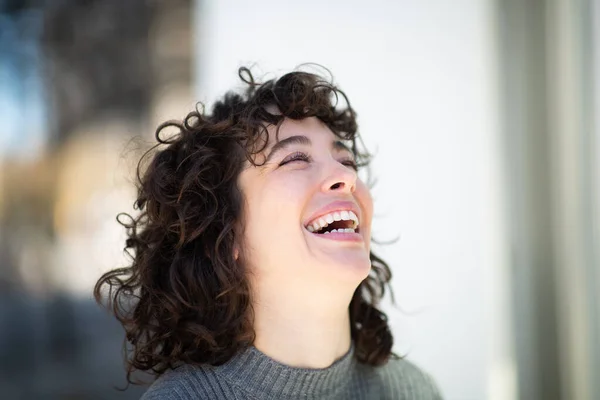 Detail Portrét Krásné Mladé Ženy Krátkými Vlasy Smějící Venku — Stock fotografie