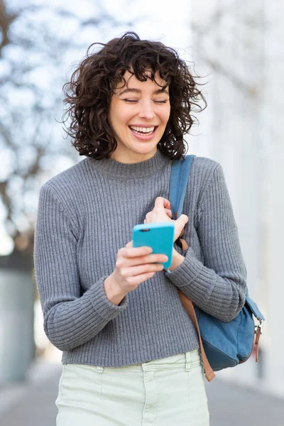 Portret Pięknej Młodej Kobiety Torbą Korzystającej Telefonu Komórkowego Spacerującej Mieście — Zdjęcie stockowe