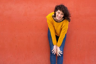 Kırmızı arka planda poz veren çekici genç kadın portresi