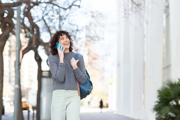 Портрет Красивої Молодої Жінки Виходить Вулицю Тротуарі Розмовляє Мобільному Телефоні — стокове фото