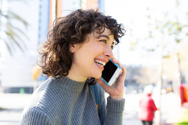 Närbild Sida Porträtt Glad Ung Kvinna Talar Mobiltelefon Utanför — Stockfoto