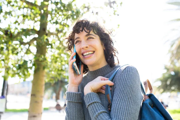 Foto Close Dari Wanita Muda Cantik Dengan Tas Berbicara Ponsel — Stok Foto
