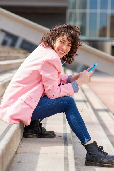 Portret Van Een Mooie Jonge Vrouw Met Mobiele Telefoon Koptelefoon — Stockfoto