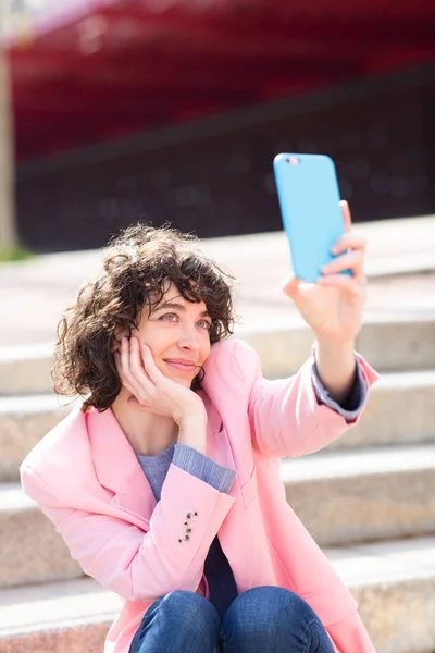Bella Giovane Donna Seduta Gradini Fuori Prendendo Selfie Utilizzando Suo — Foto Stock