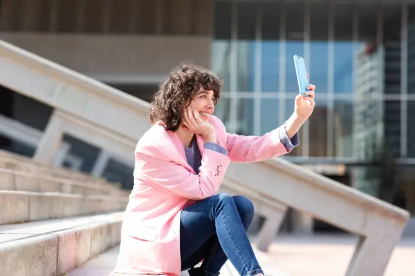 Zijaanzicht Van Mooie Jonge Vrouw Nemen Selfie Met Haar Mobiele — Stockfoto