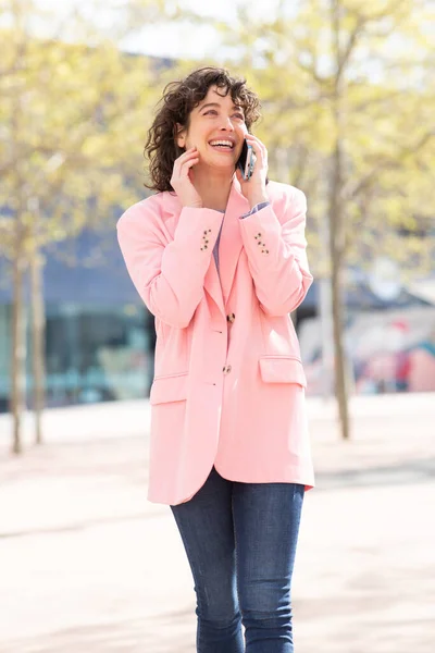 Portrait Fashionable Young Woman Talking Cellphone Walking — Stock Photo, Image