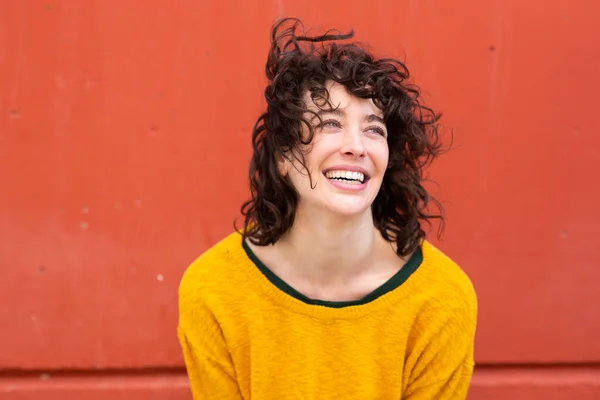 Porträt Einer Fröhlichen Jungen Frau Die Vor Rotem Hintergrund Lächelt — Stockfoto