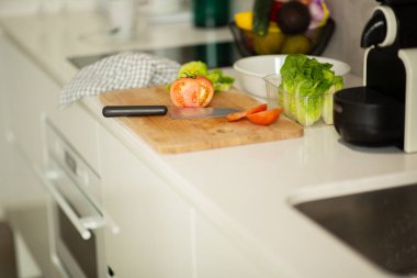 Tezgahta kesme tahtası olan mutfak.