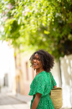 Arkadan gülümseyen genç bir kadının portresi