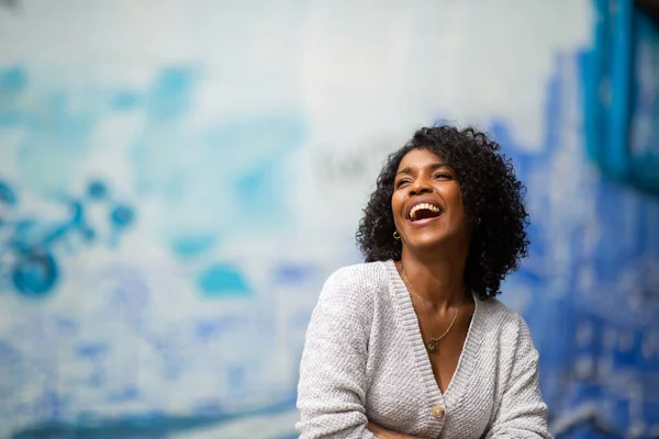 アフリカ系アメリカ人の若い女性が笑っている — ストック写真