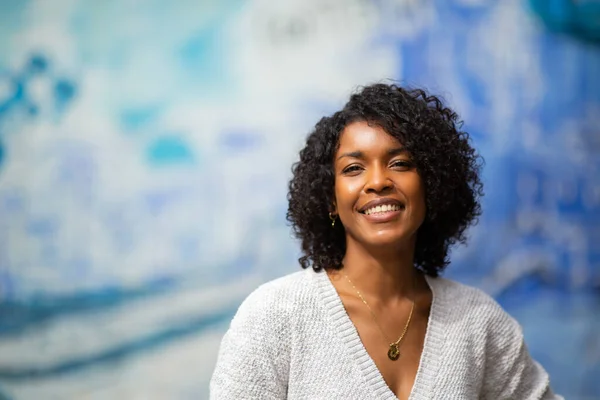 Retrato Sonriente Joven Afroamericana Mujer — Foto de Stock