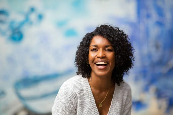 Retrato Feliz Jovem Afro Americano Mulher — Fotografia de Stock