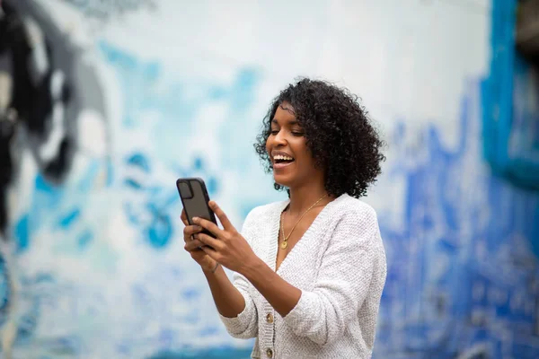 Porträtt Leende Ung Afrikansk Amerikansk Kvinna Med Mobiltelefon — Stockfoto
