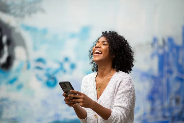 Porträtt Lycklig Ung Kvinna Med Mobiltelefon — Stockfoto