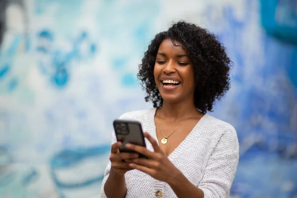 Porträtt Ung Afrikansk Amerikansk Kvinna Med Mobiltelefon — Stockfoto