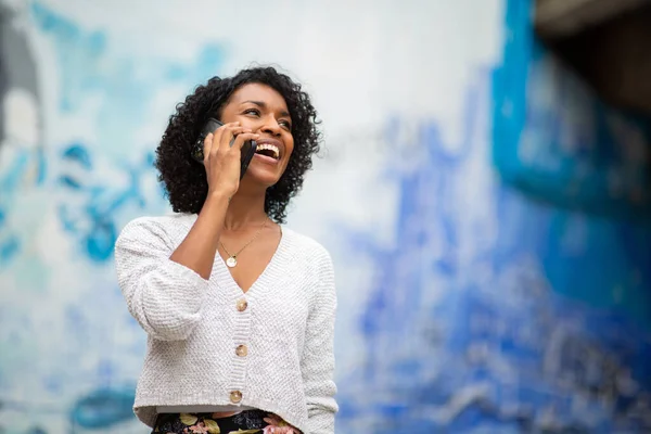 Portret Gelukkig Jong Afrikaans Amerikaans Vrouw Praten Met Mobiele Telefoon — Stockfoto