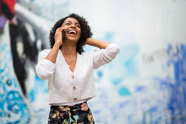 Retrato Feliz Jovem Afro Americana Falando Com Telefone — Fotografia de Stock