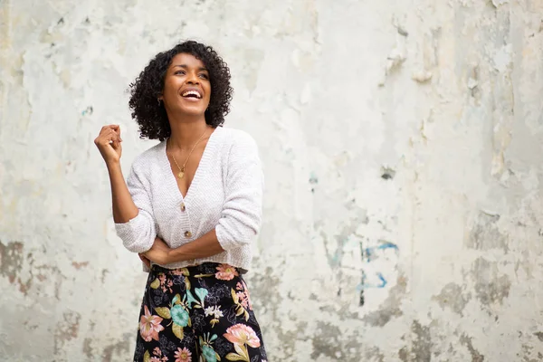 Porträt Glückliche Junge Afrikanisch Amerikanische Frau Lacht — Stockfoto