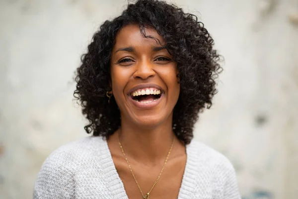 Primer Plano Retrato Feliz Joven Afroamericana Mujer Con Pelo Rizado — Foto de Stock
