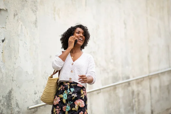 描述年轻的非洲裔美国女人走路和打电话的样子 — 图库照片