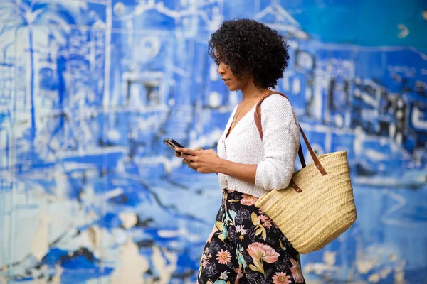 Zijportret Jonge Vrouw Met Mobiele Telefoon Tas — Stockfoto